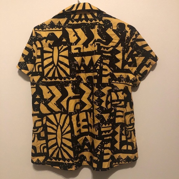 Abstract Button up - Picture 2 of 3
